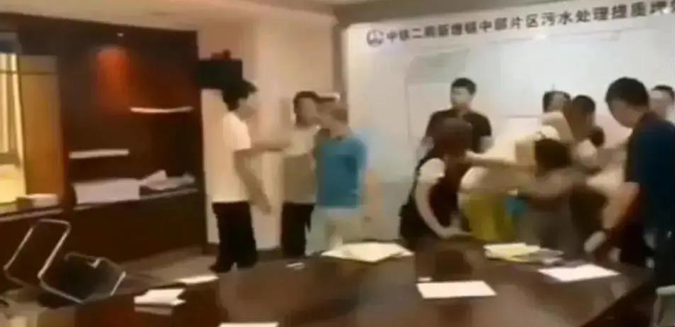 中鐵二局閥門投標現(xiàn)場，報最低價者被“群揍”…咋回事？