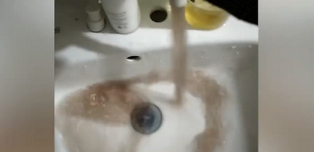 河南居民家自來水渾如咖啡，相關(guān)部門回應(yīng)：主管道水質(zhì)安全可正常飲用